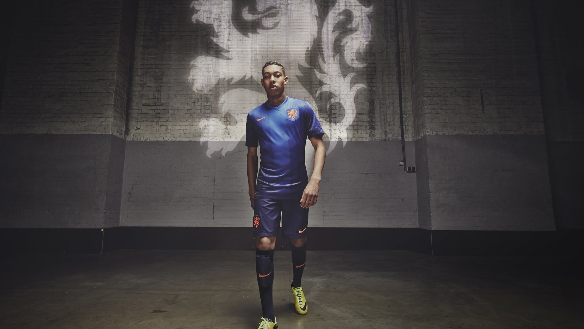 中国足球职业俱乐部球员健康管理制度完善，足球从业人员